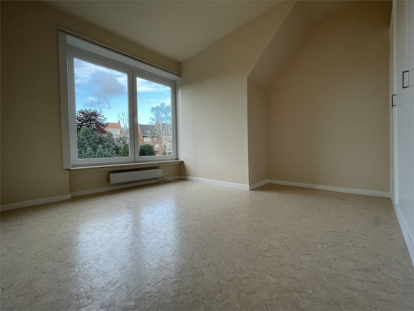 Gerenoveerd appartement met 2 slaapkamers en autostaanplaats foto 8