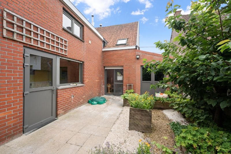 Hoofdfoto van de publicatie: Roeselare-Beveren. Uiterst charmante woning met 2-3 slaapkamer en ruime garage op een boogscheut van alles. Gezellig tuintje met terrassen.