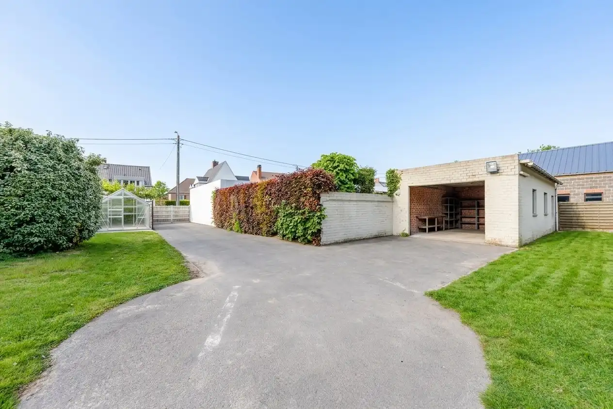 Wonen en werken combineren op toplocatie te Ichtegem - handelswoning met ruime woonst, tuin en garage foto 20