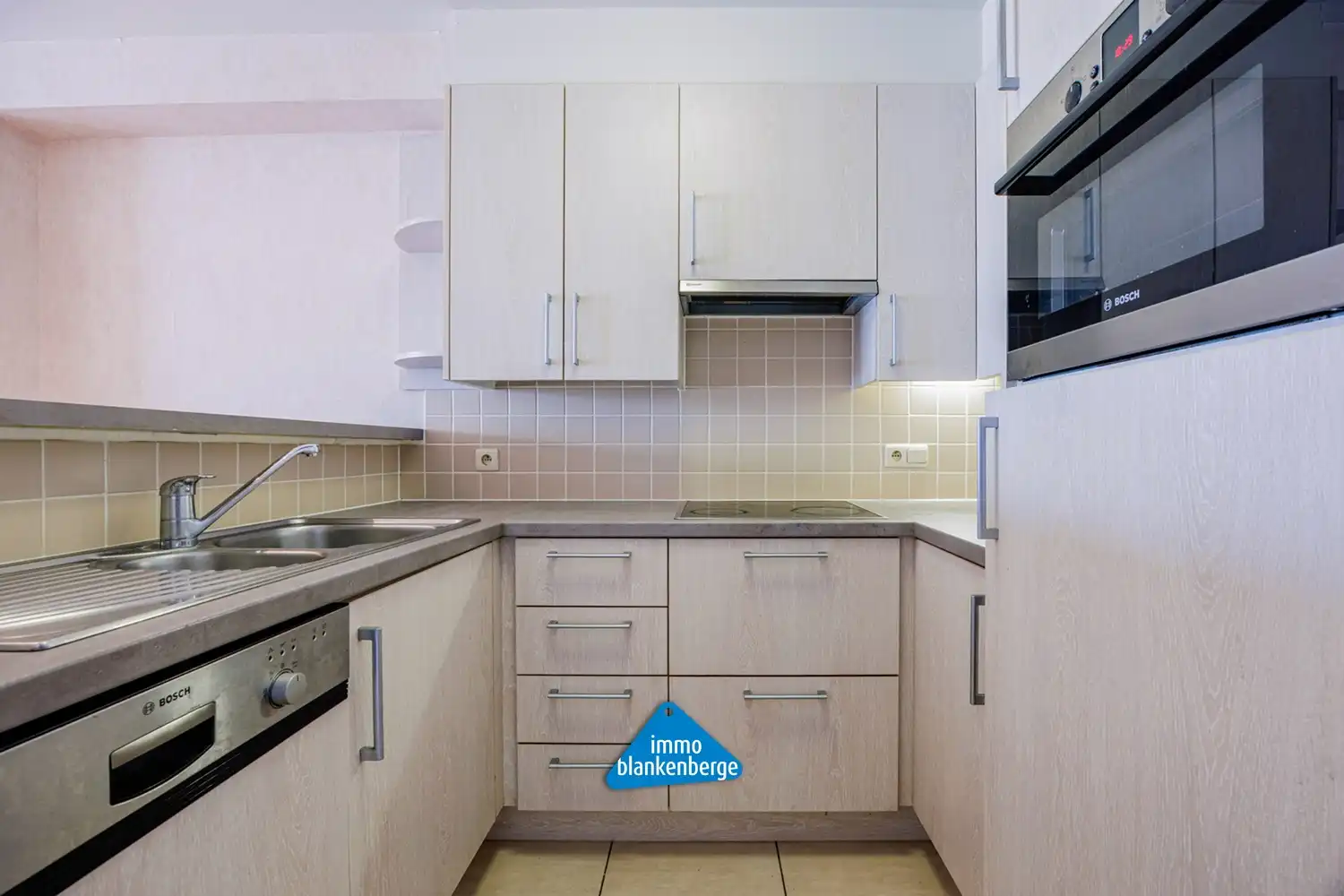 1 slaapkamerappartement met frontaal zeezicht op de zeedijk van Blankenberge foto 6