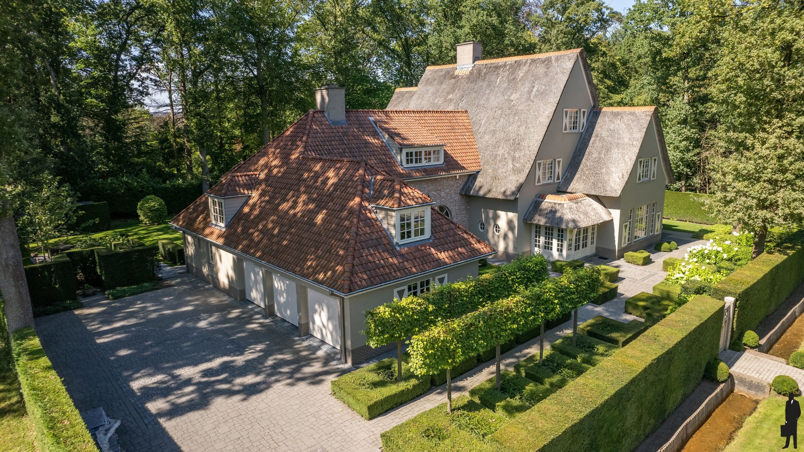 Rietgedekte en tot in de puntjes afgewerkte klassevilla foto 2