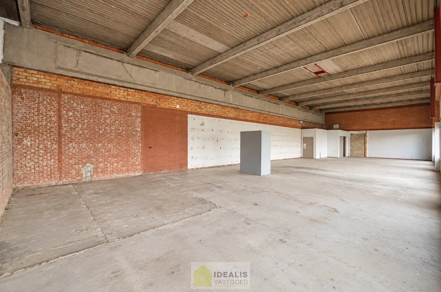 IDEALIS VASTGOED - UITZONDERLIJK RUIME NOG AF TE WERKEN KANTOORRUIMTE VAN MAAR LIEFST 408 M² OP STRATEGISCHE LOCATIE IN INDUSTRIEZONE LANKLAAR MET ZEER RUIME PARKEERGELEGENHEID! – Deze kantoorruimte omvat de volledige eerste verdieping van een bedrijfsgebouw en wordt aangeboden in casco staat, waarbij de toekomstige huurder de mogelijkheid heeft om de ruimtes volledig naar eigen wens en behoeften af te werken en in te delen. Verfraaiingswerken aan de gevel en het plaatsen van nieuwe glaspartijen zijn nog door en voor rekening van de verhuurder. Het pand geniet bovendien een uitstekende bereikbaarheid dankzij de nabijheid van de N75 en de autosnelweg E314, alsook van zeer ruime parkeergelegenheid! foto 12