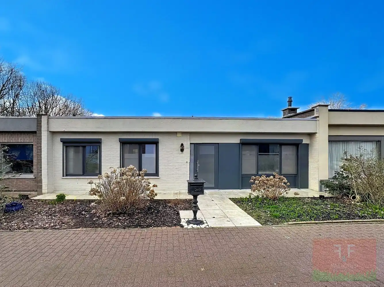 Instapklare en energiezuinige bungalow met 2 slaapkamers, zonneterras en inpandige garage foto {{pictureIndex}}