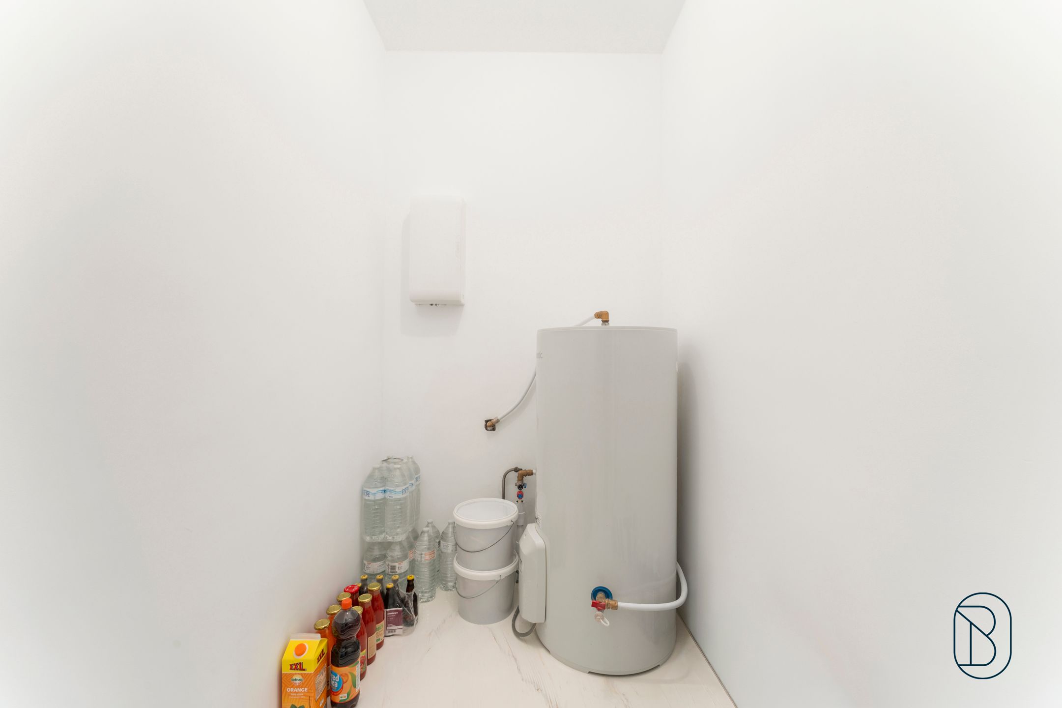 Modern gerenoveerd appartement met garage foto 14