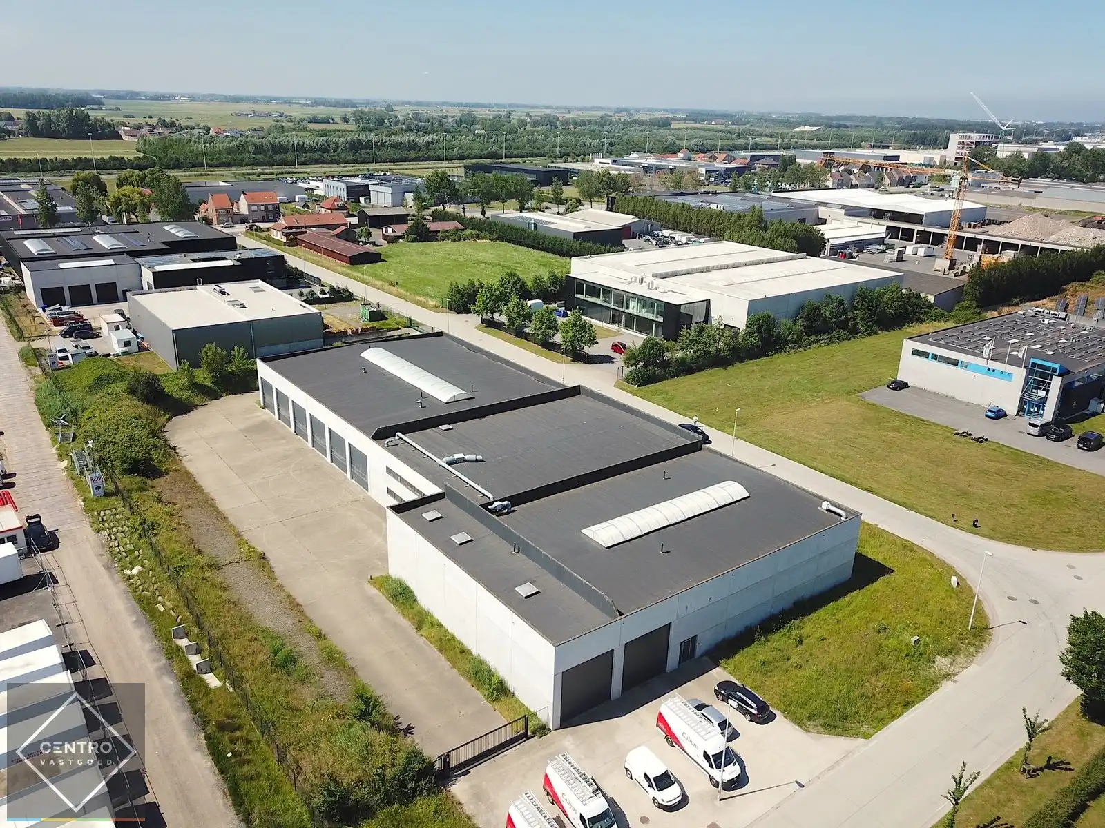 Goed geïsoleerd en verwarmd MAGAZIJN (1.070m2) voorzien van 12 elektrische sectionaalpoorten en private parkeerplaatsen op het terrein. Vlak aan de afrit Zandvoorde (Oostende). foto 7