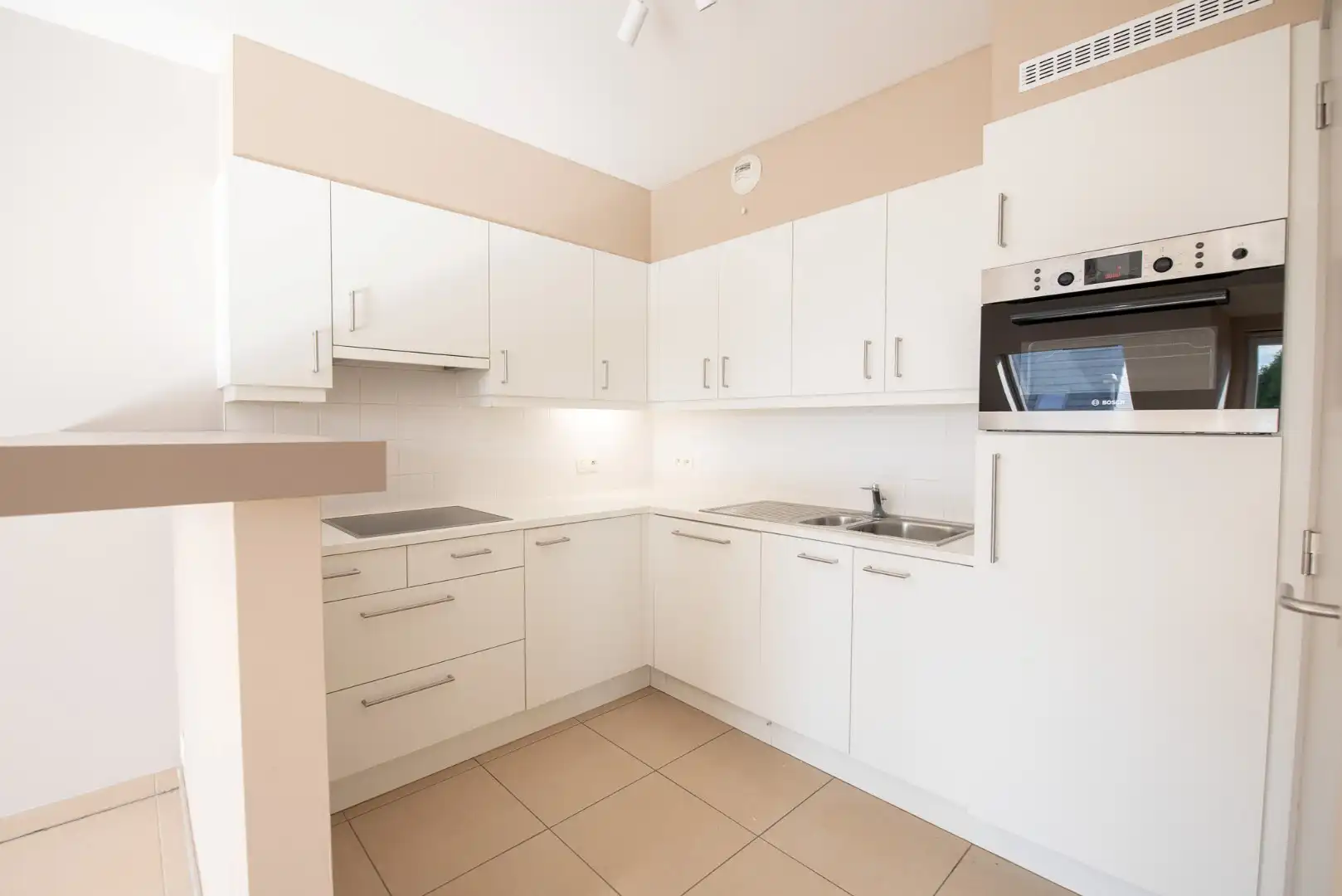 Lichtrijk duplex-appartement op een schitterende ligging in Centrum Waregem met garage! foto 2