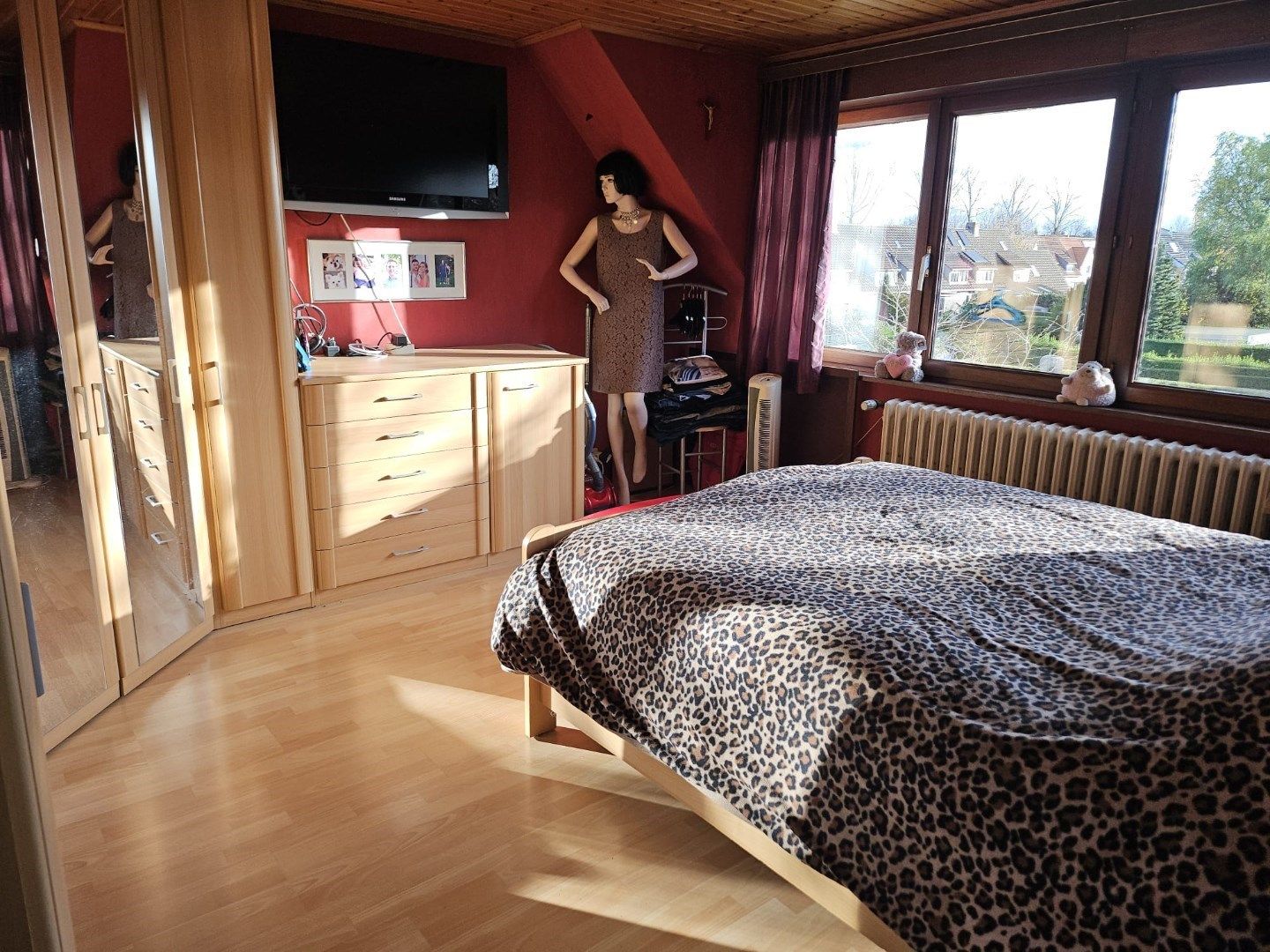 Ruime half open woning met grote garage en leuke tuin in uiterst rustige straat nabij de Damse Vaart. foto 13