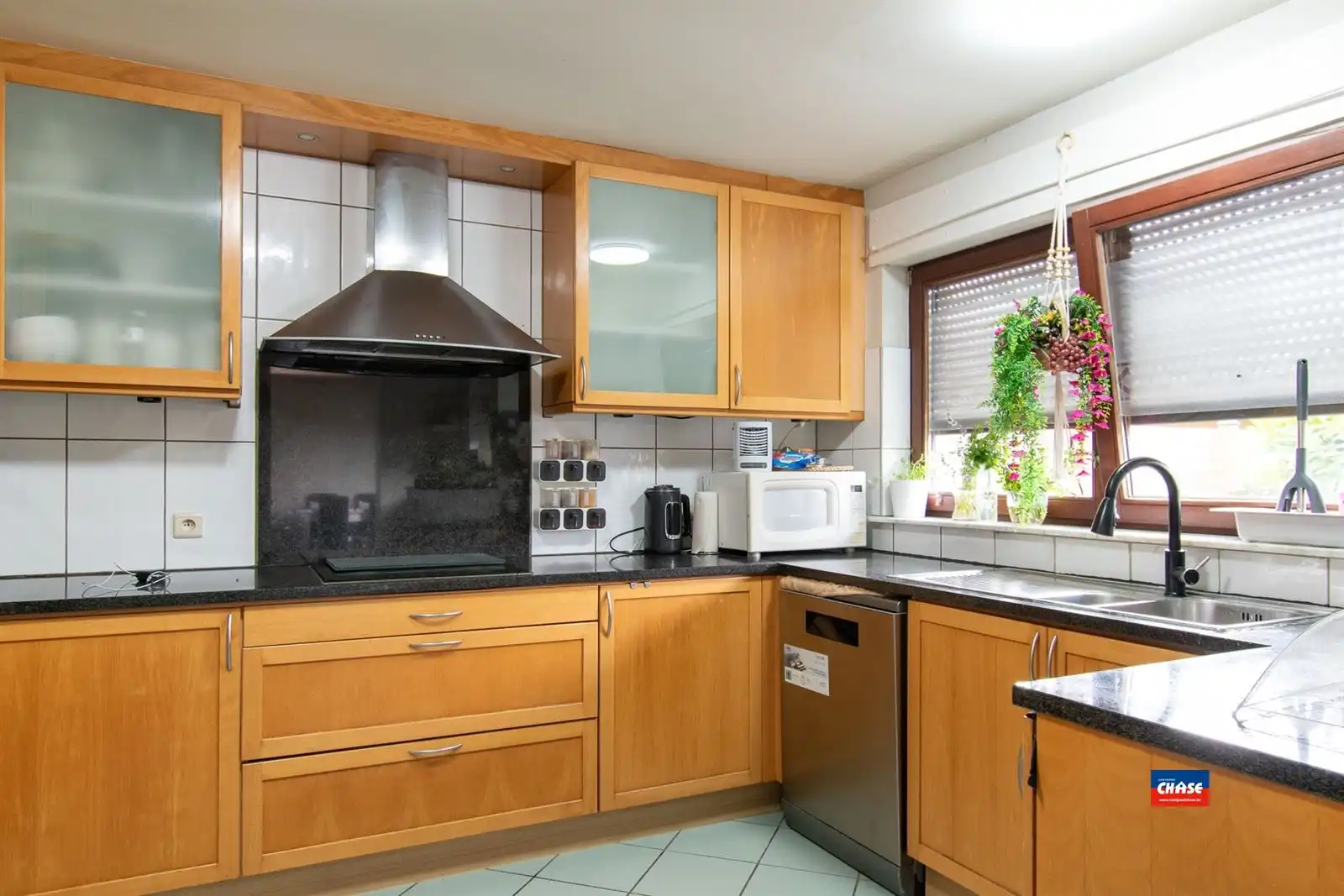 HOB met vier slaapkamers, tuin en garage foto 7
