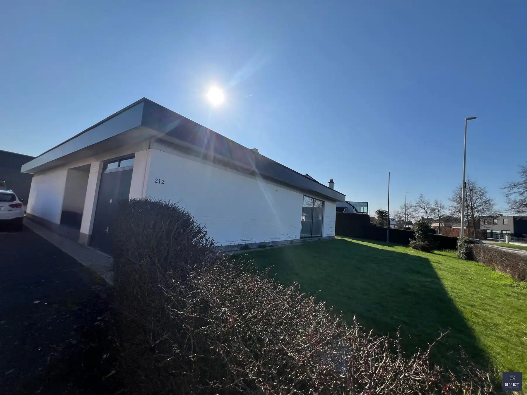 Hoofdfoto van de publicatie: CHARMANTE WITTE BUNGALOW OP TOPLOCATIE IN KRUIBEKE