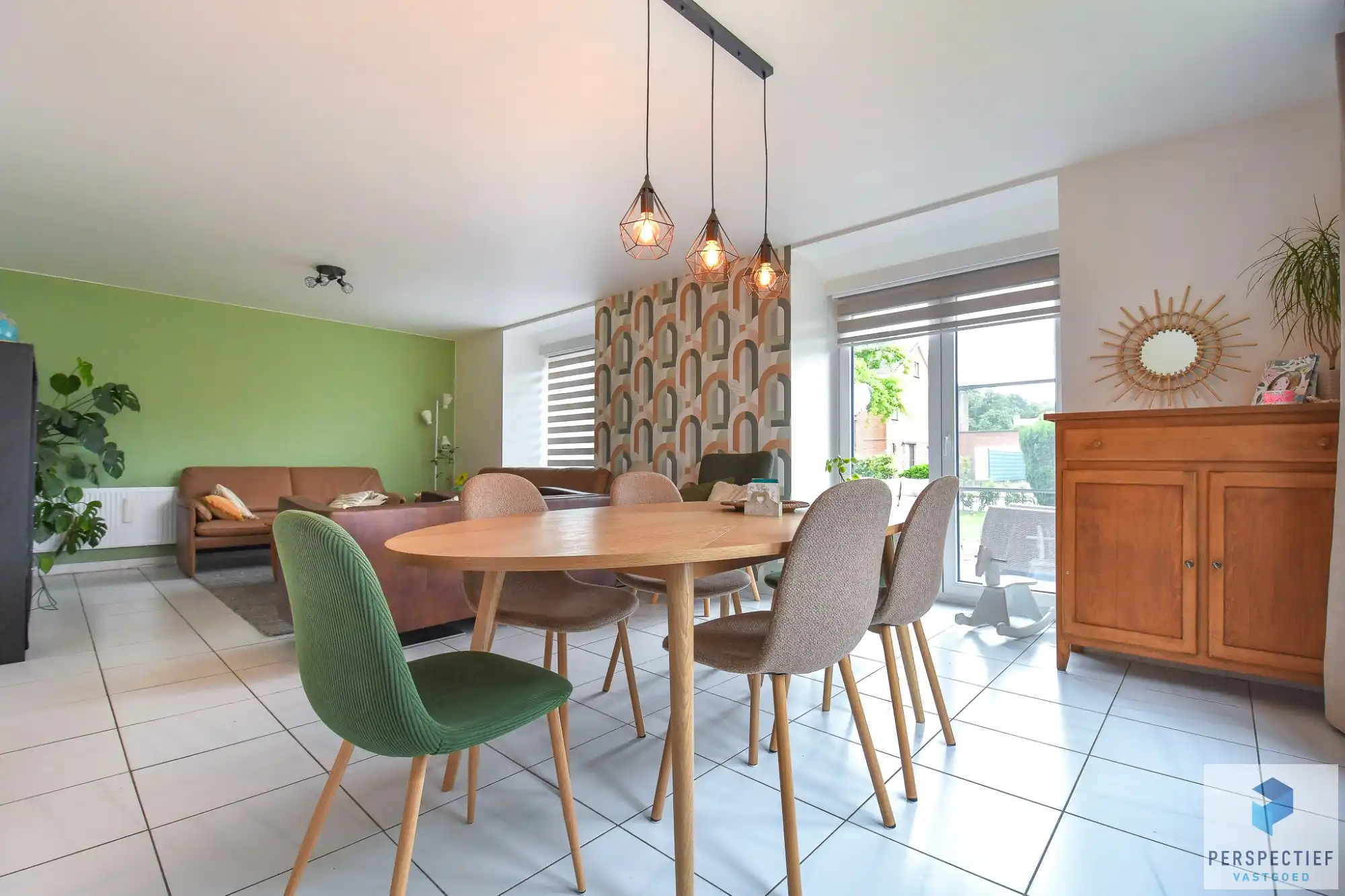 Ruime en energiezuinig gerenoveerde halfopen bebouwing met 5 slaapkamers, garage en zonnige tuin foto 4