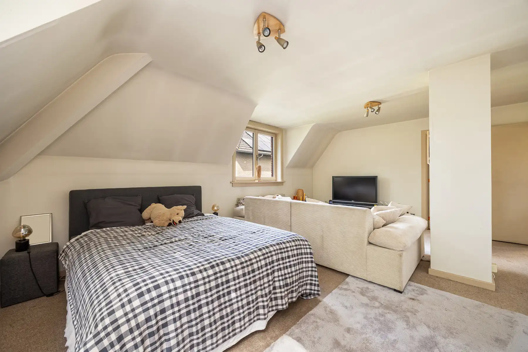 Te renoveren villa met paardenstallen op ca. 1753 m². foto 9