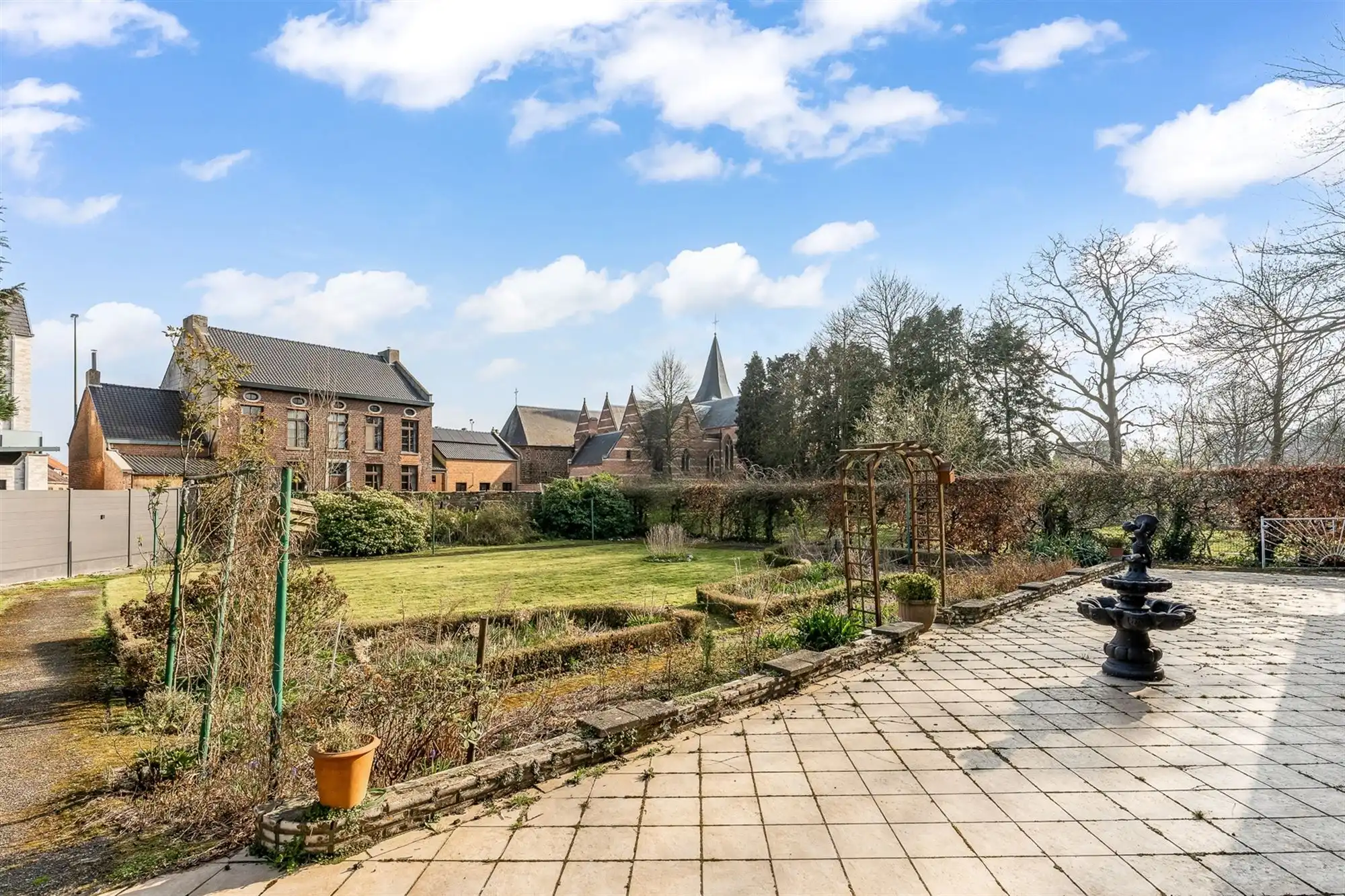 OP TE FRISSEN GELIJKVLOERSE WONING MET 3 SLAAPKAMERS OP EEN RUIM PERCEEL IN HET CENTRUM VAN OOSTHAM foto 18