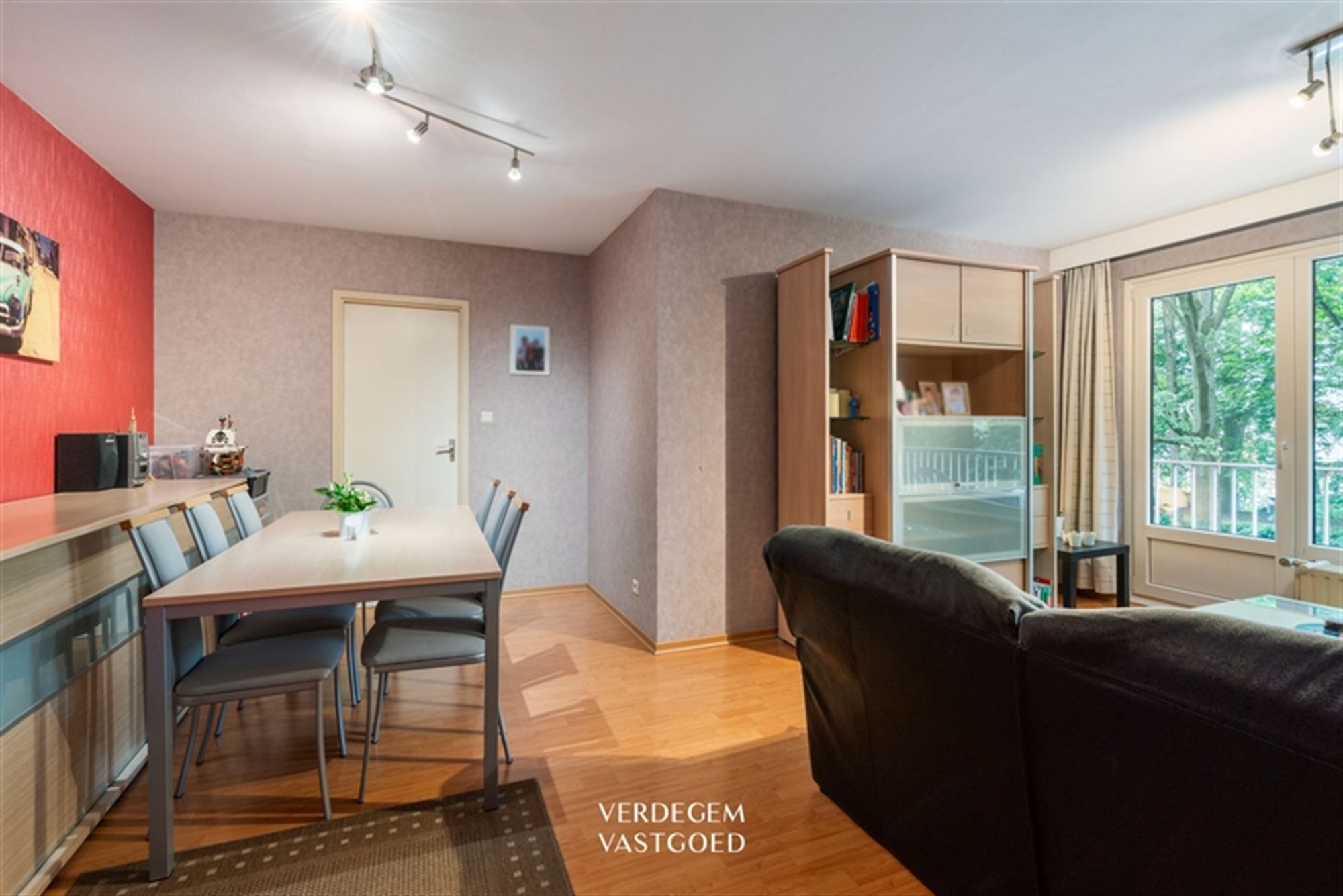 Rustig en groen gelegen appartement met 2 slaapkamers en garage foto 2