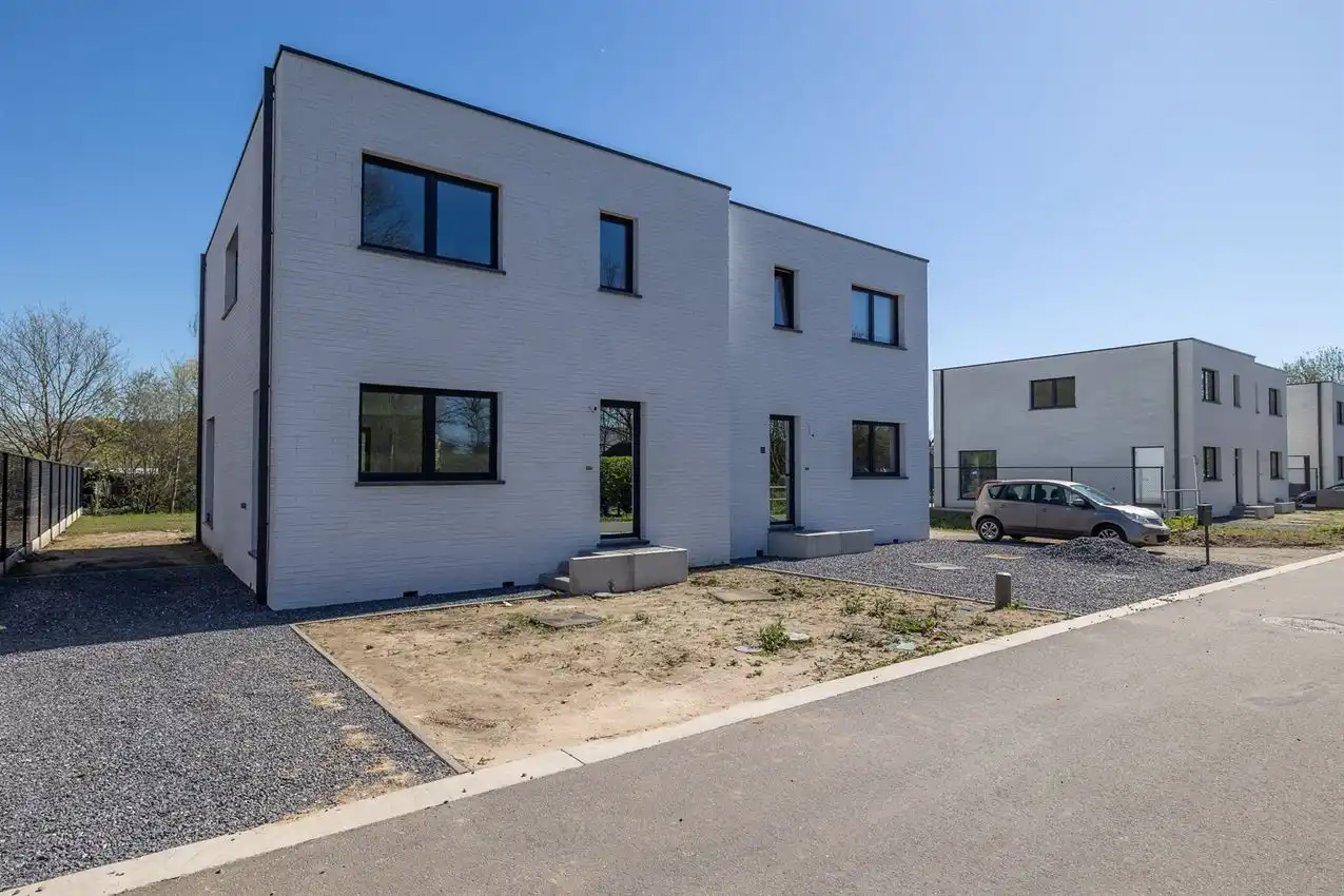 Kwalitatief afgewerkte nieuwbouwwoning met 3 slk. foto 2