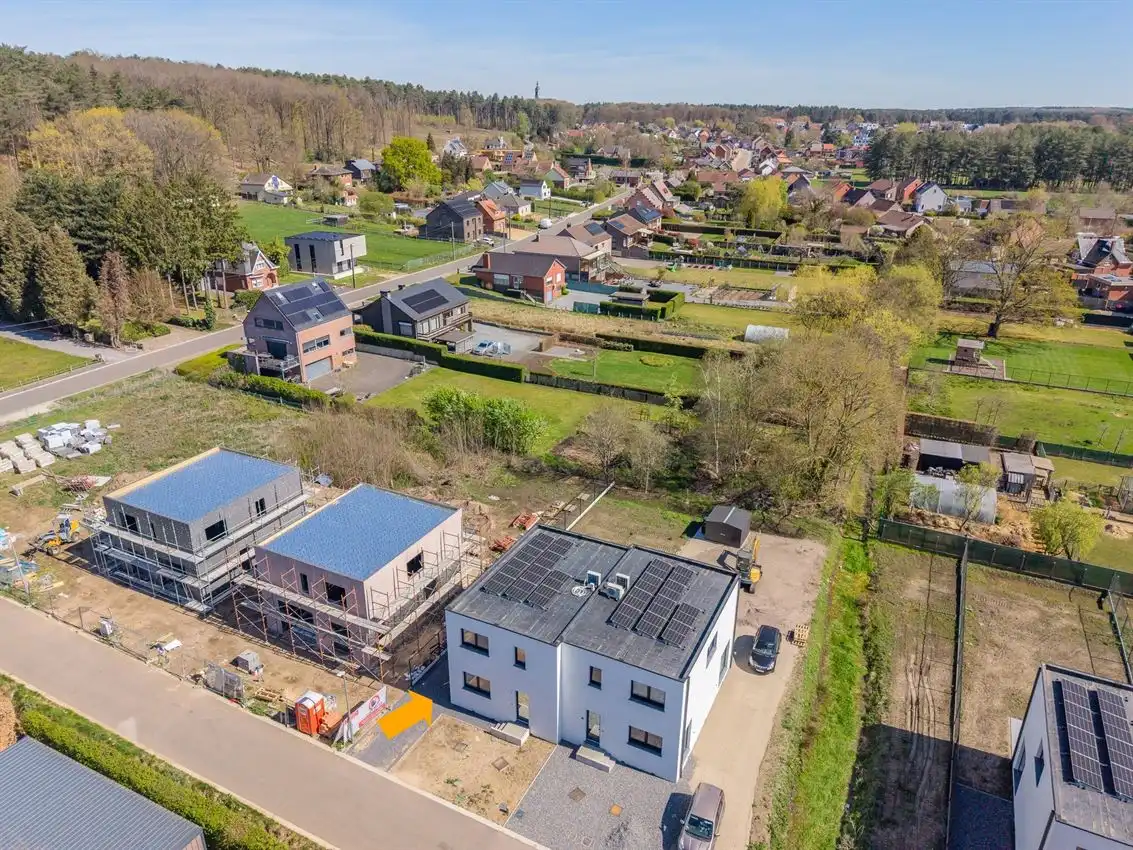 Kwalitatief afgewerkte nieuwbouwwoning met 3 slk. foto 2