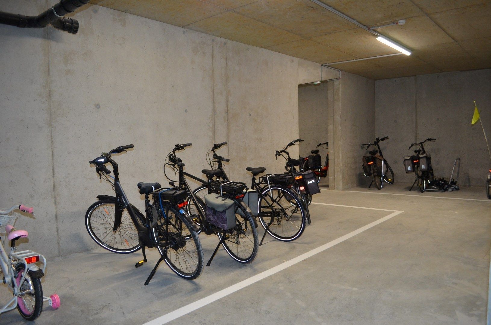 Wonen aan 't kanaal in Residentie Bakboord in een 2 slpk appartement met ruim terras.  Lift aanwezig. foto 17