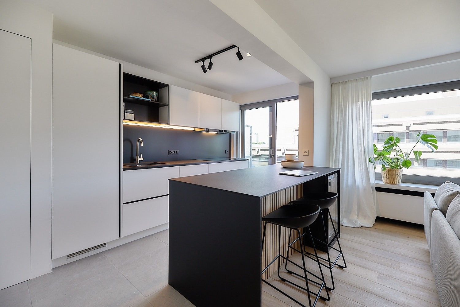 VERKOCHT. Hoogwaardig en bijzonder elegant gerenoveerd appartement met 2 terrassen foto 3