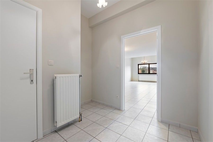 RUIM GELIJKVLOERS APPARTEMENT MET 3 SLKS EN EEN STAANPLAATS OP WANDELAFSTAND VAN HET CENTRUM VAN SINT-TRUIDEN foto 16