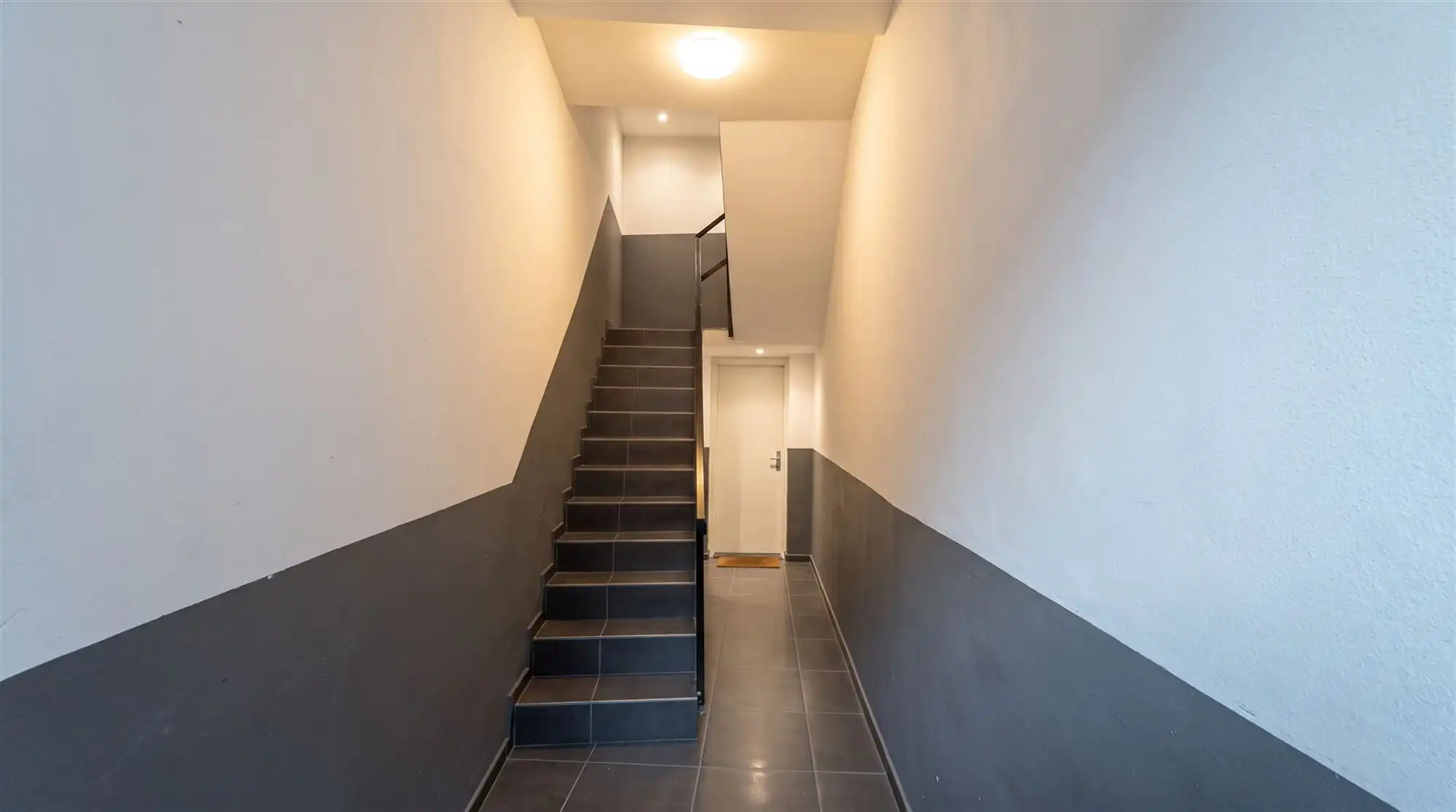 Rendabele opbrengsteigendom met 3 appartementen en handel. foto 2