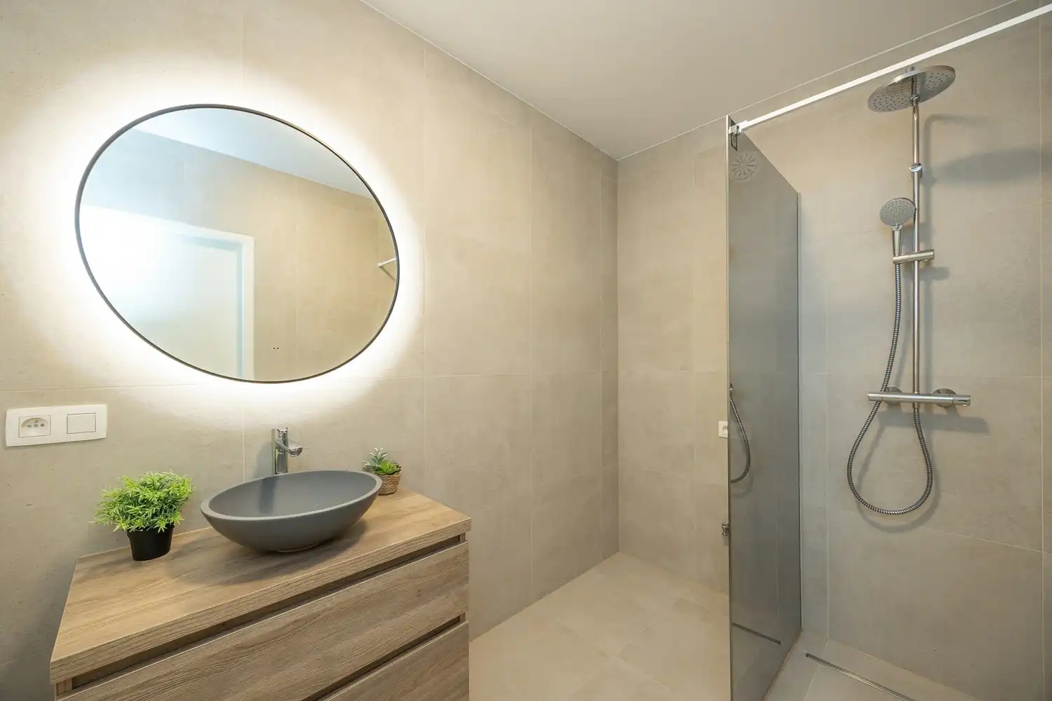 Instapklaar 2-slpk appartement van  83m² met terras op toplocatie! foto 4