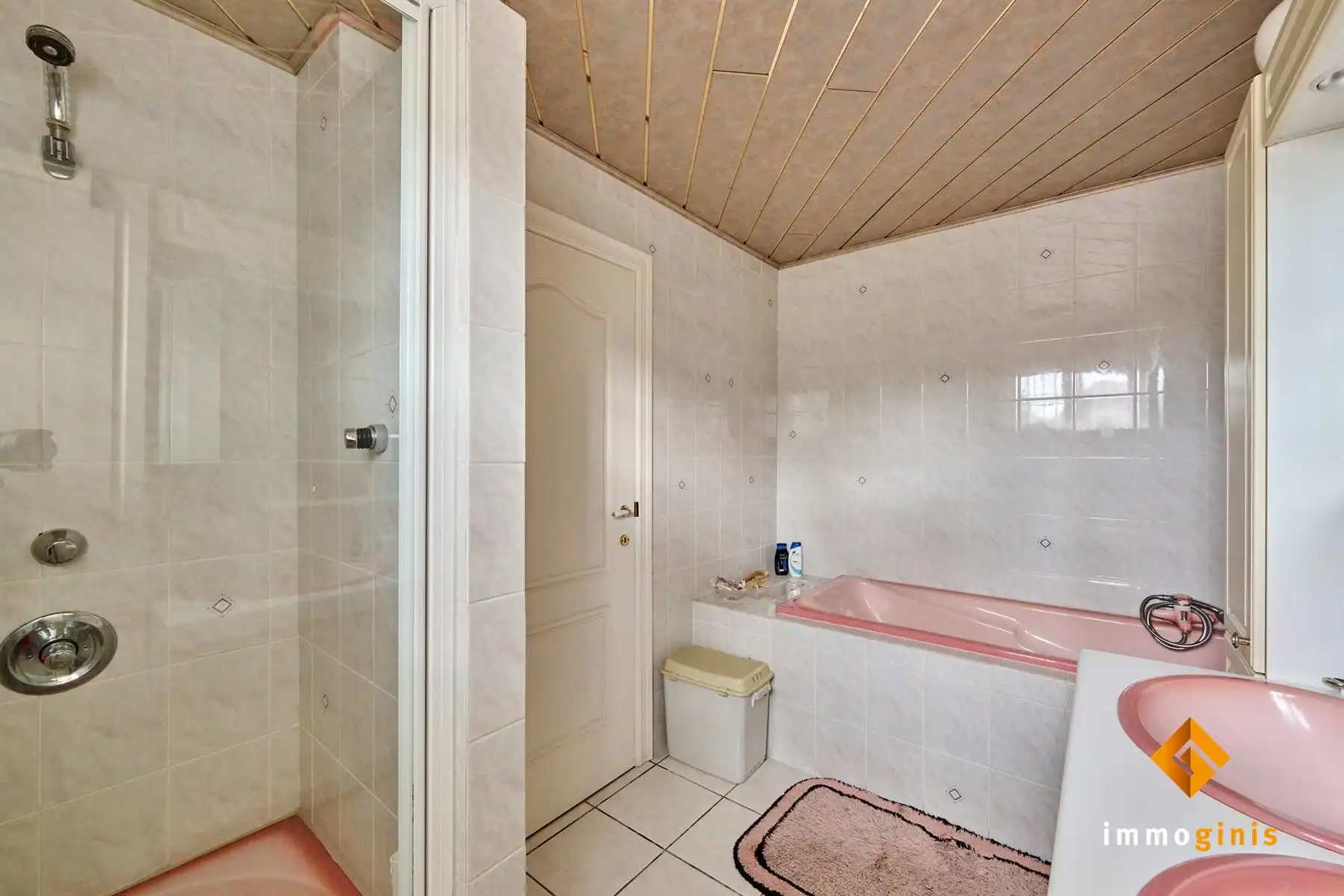 Zéér ruime woning met 3 à 4 slaapkamers, 2 badkamers en prachtige tuin in een rustige, kindvriendelijke buurt.  foto 9