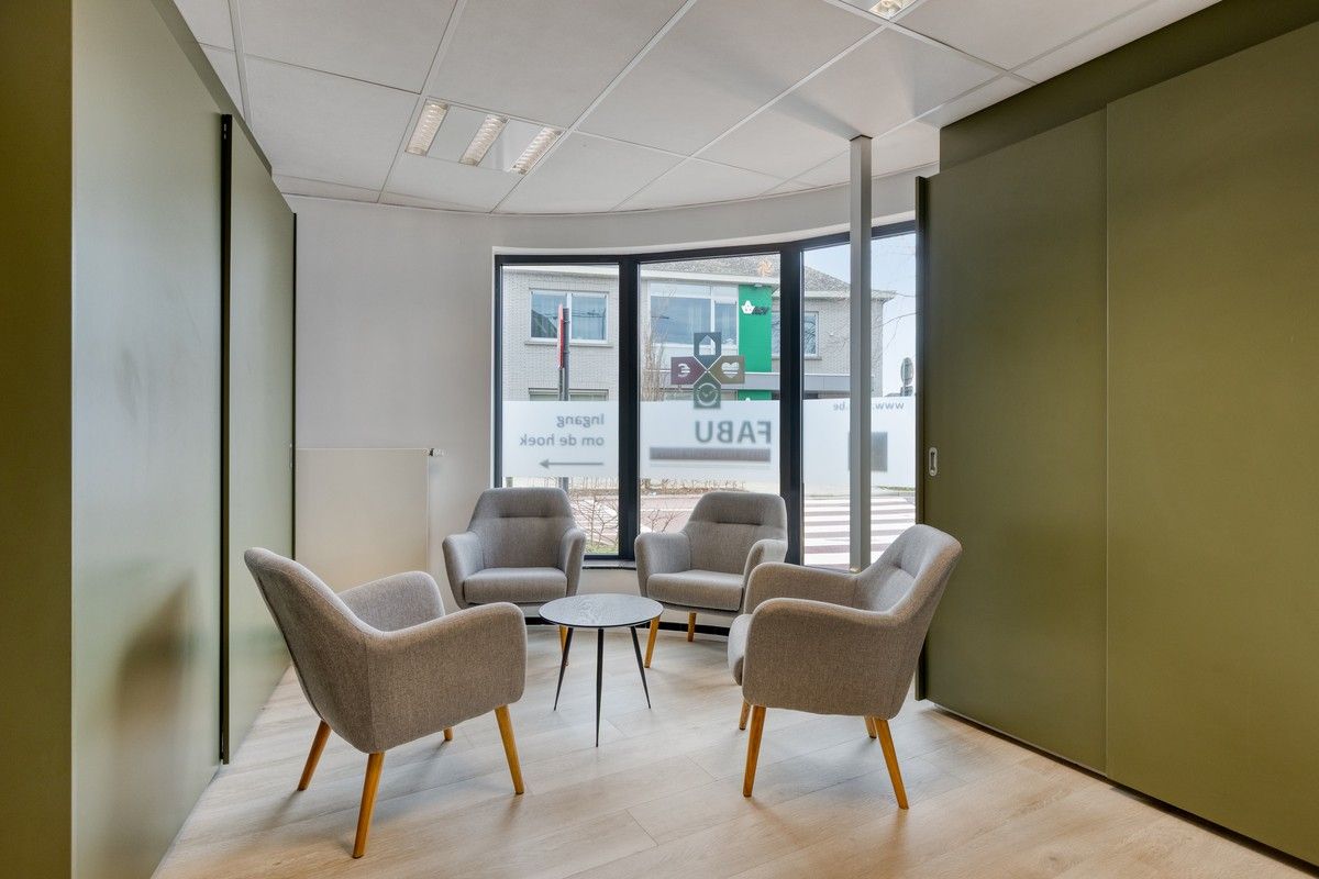 Sterk visueel gelegen kantoorgebouw met 3 standplaatsen en groot bovenliggend appartement met 6% bruto rendement. foto 7