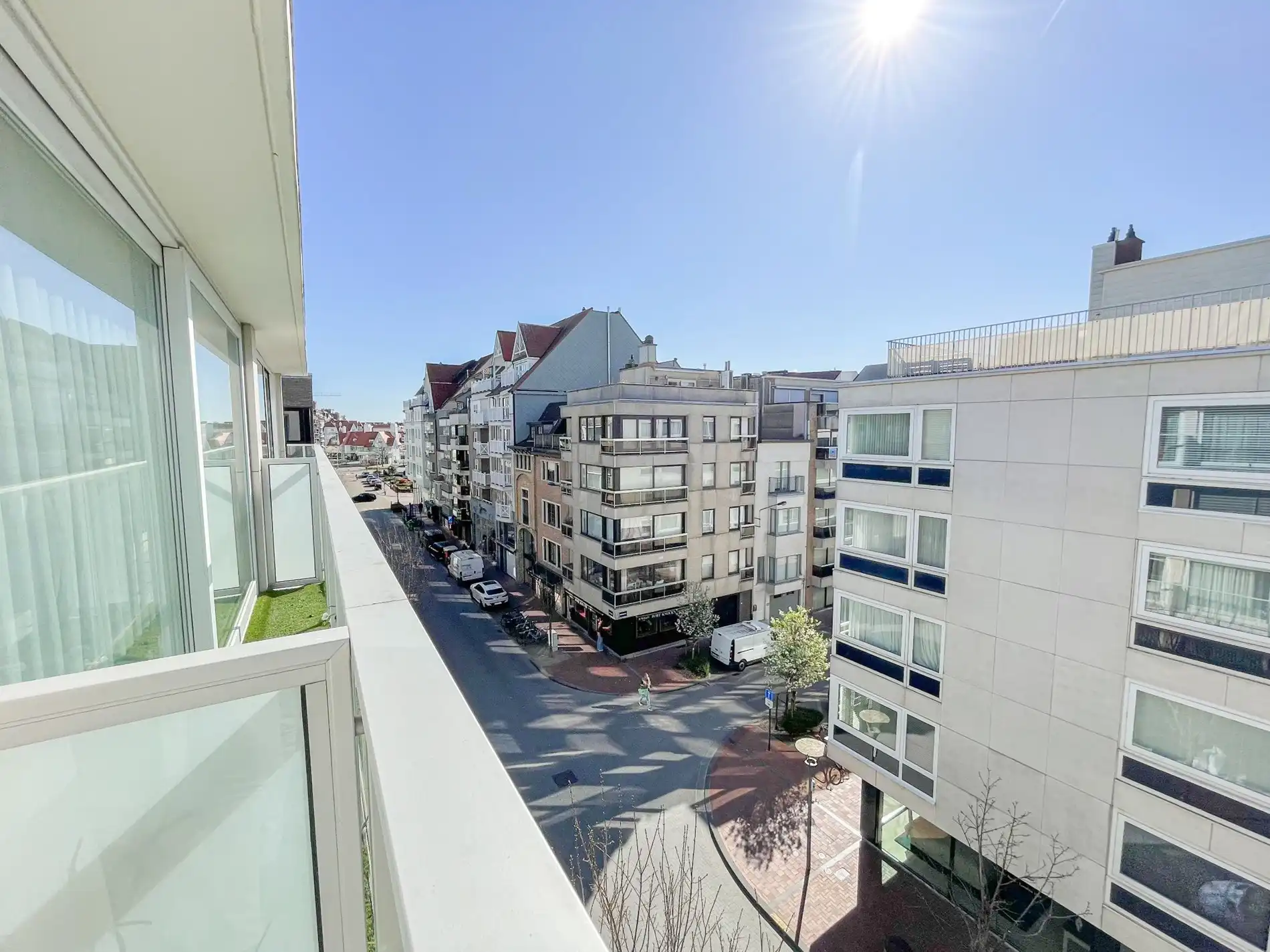 Recent tijdloos gerenoveerd appartement gelegen op de Kustlaan.  foto 4