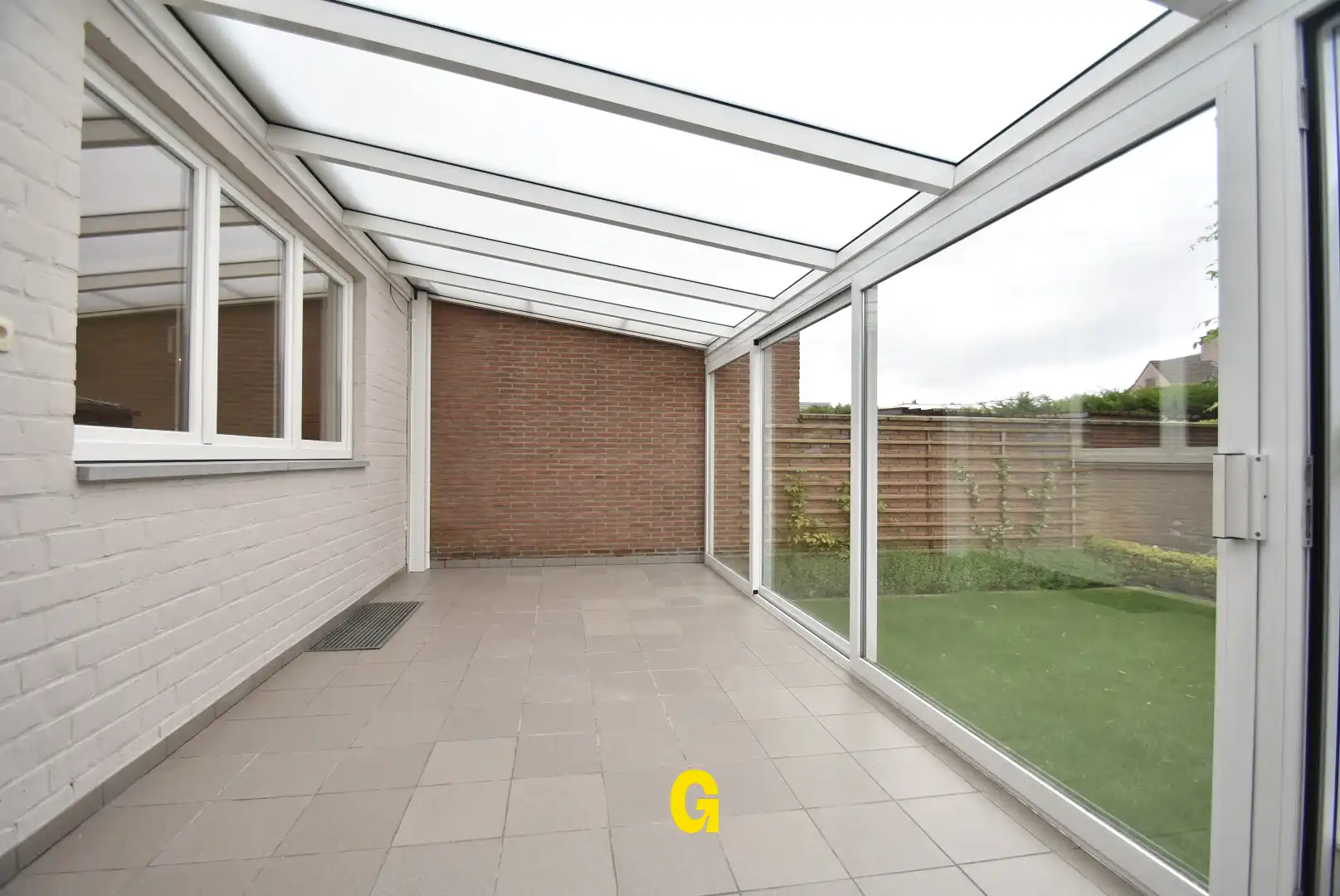 Halfopen woning met drie slaapkamers, tuin en twee garages in hartje Bilzen foto 9