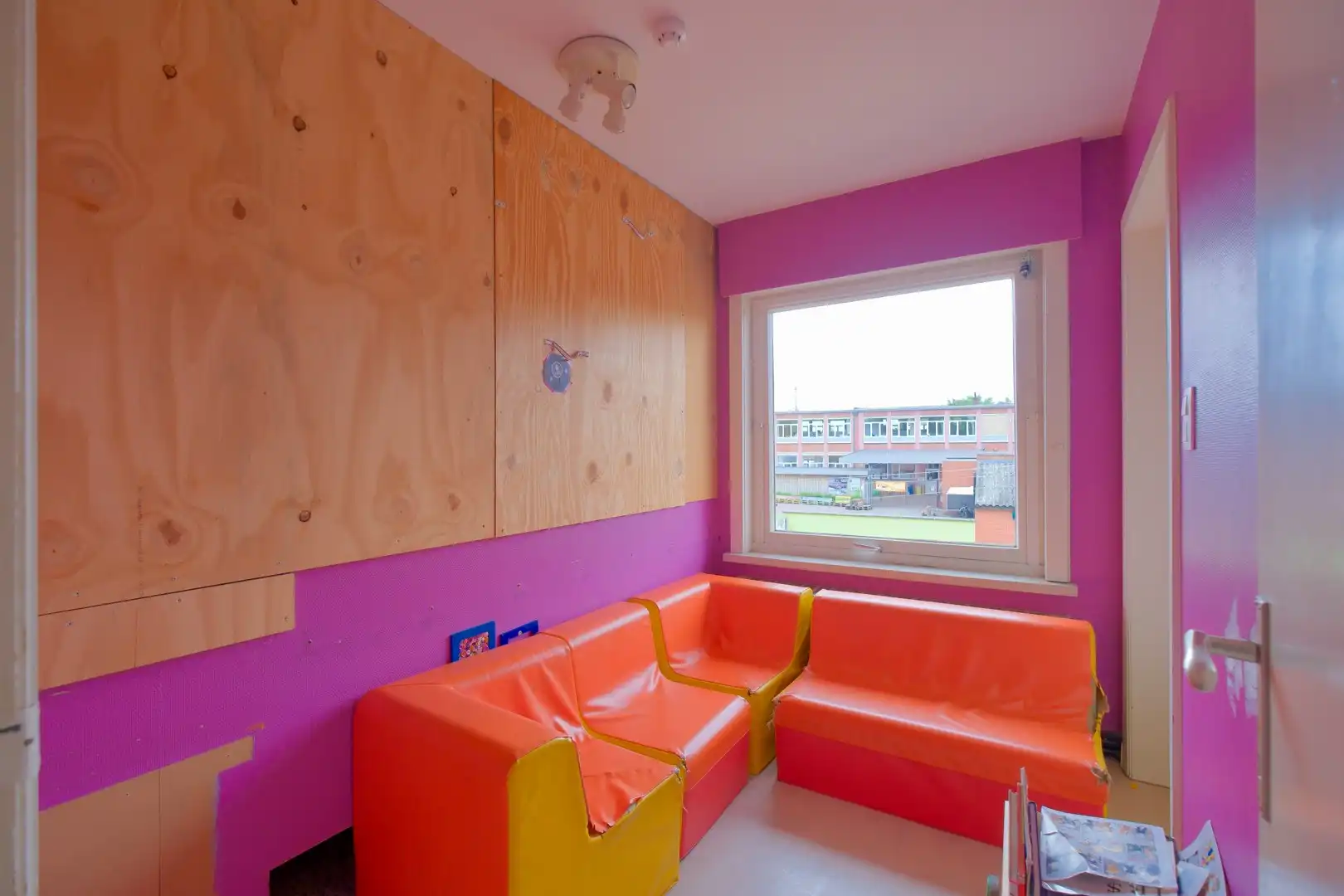 Torhout – Ruim handelspand/woning met 4 slpks en garage op 385 m² foto 16