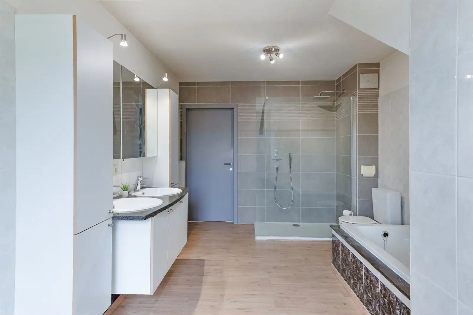 Stijlvolle woning in groene omgeving met 3 slaapkamers foto 14