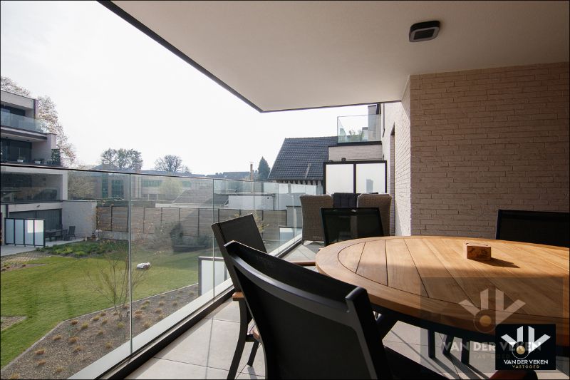Stijlvol en energiezuinig wonen in het hart van Haspengouw (Kortessem)! Prachtig nieuwbouwappartement met 2 slaapkamers en een ruim, overdekt terras op zeer centrale en rustige locatie! foto 12