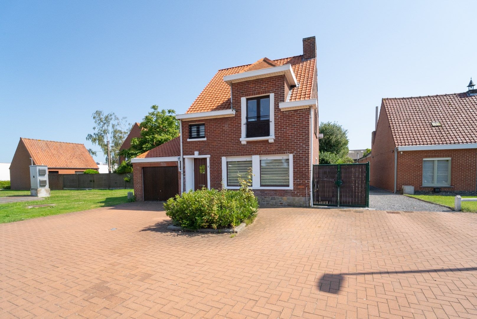 Instapklare alleenstaande woning met garage  foto 1