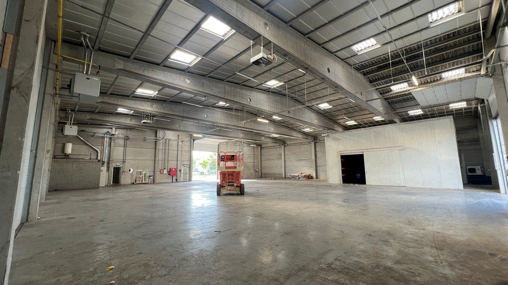 Magazijn met kantoren te huur in haven van Gent foto 3