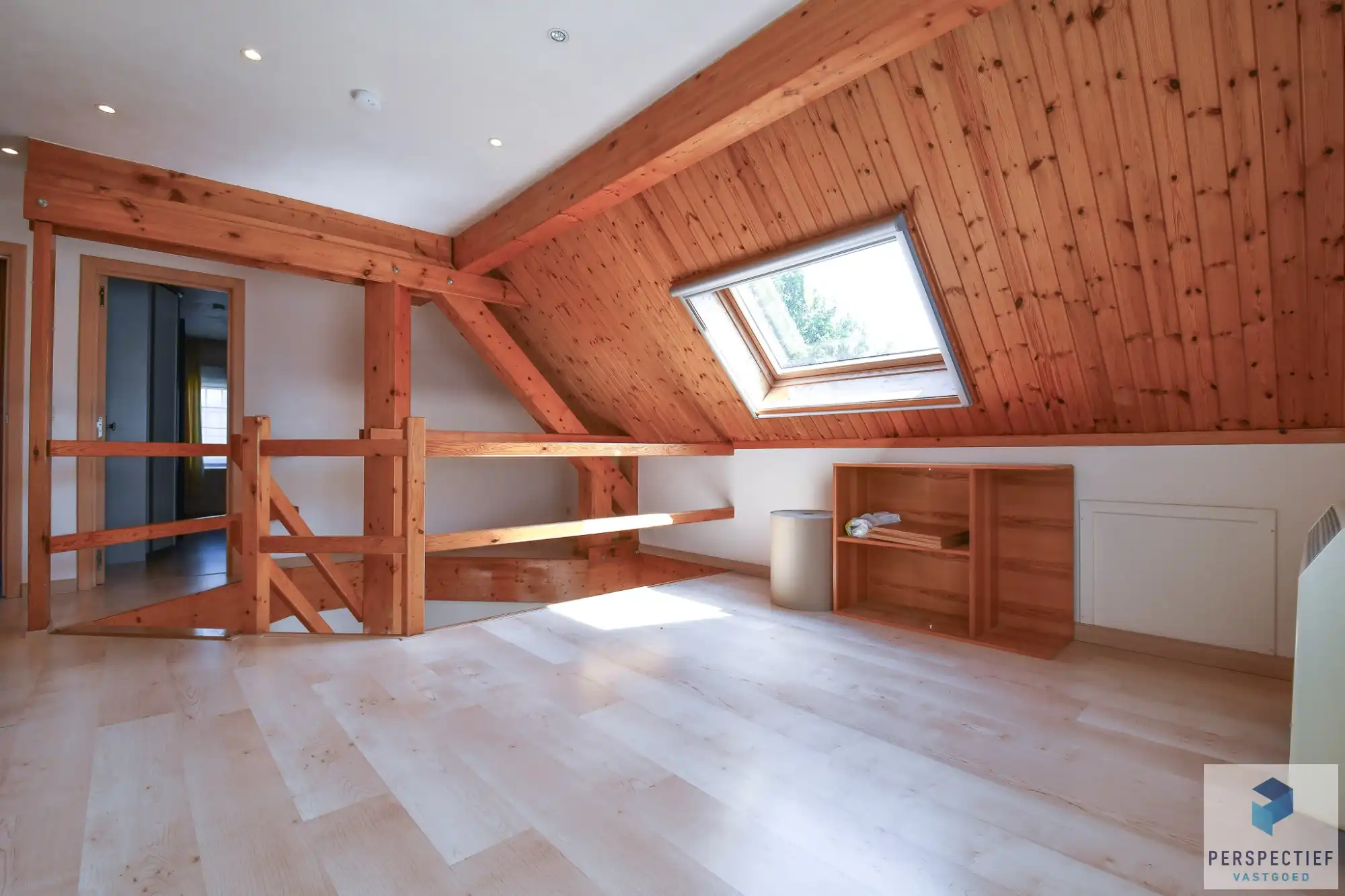 Unieke villa met dubbele garage en opslagplaats/ loods in rustige omgeving foto 30