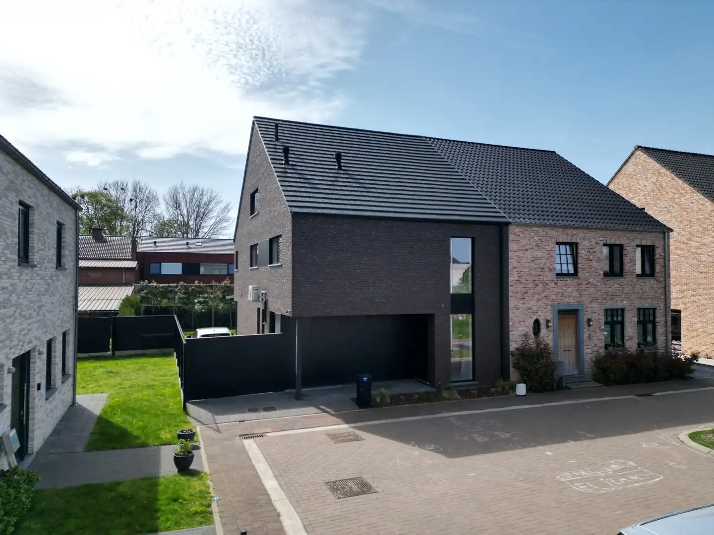 PRACHTIGE AFGEWERKTE HOB MET 3 SLKPS+ TE KOOP - MAASMECHELEN foto {{pictureIndex}}