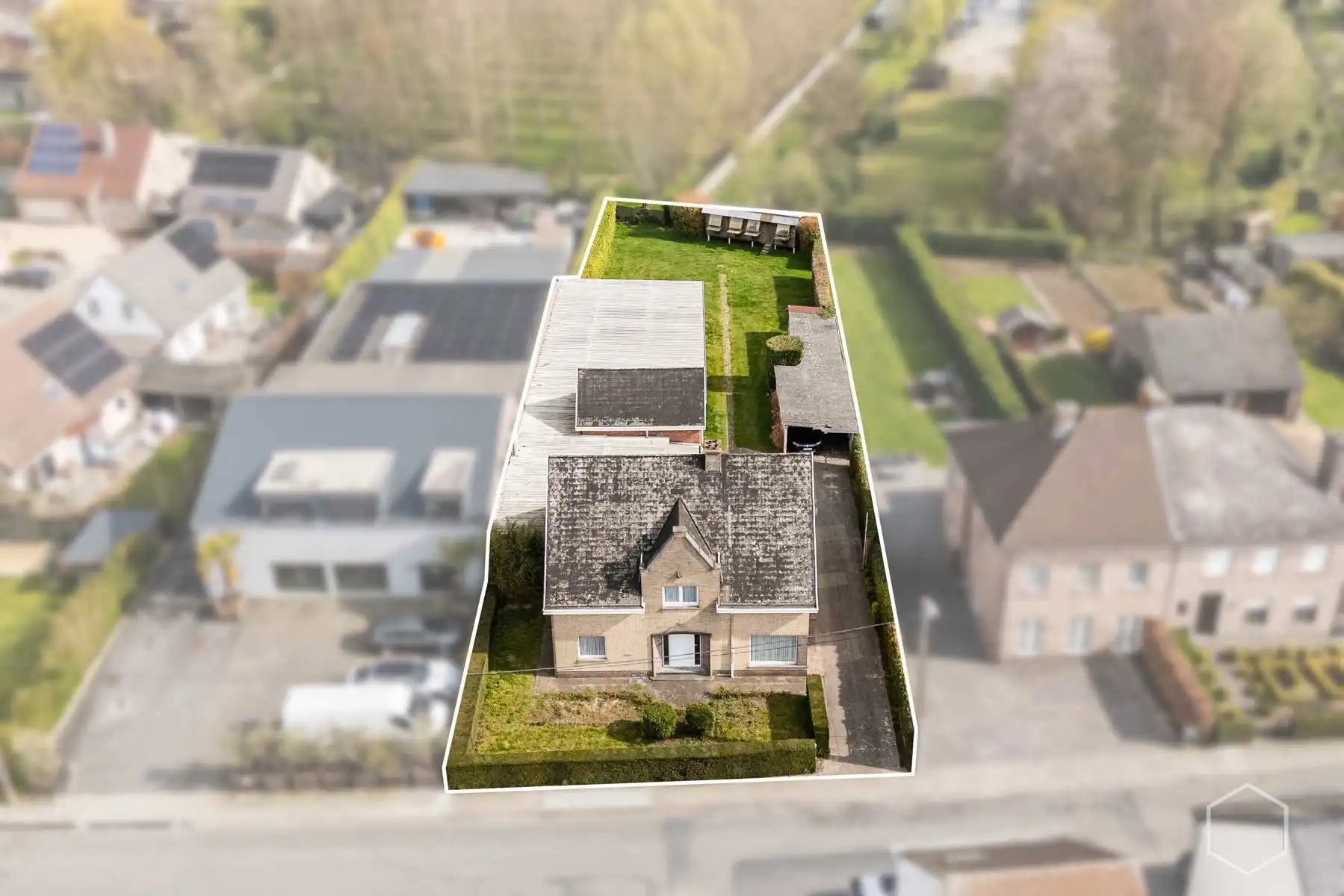 Te renoveren open bebouwing op 12a 59ca met garage van 290m² foto 2