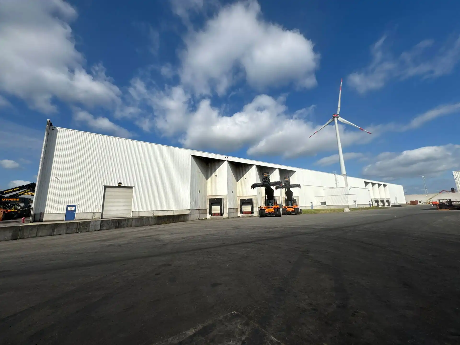 Ca. 8.625m² en 8.625m² magazijnruimten, met los- en laadkades, te huur langs de Noorderlaan.   foto 14