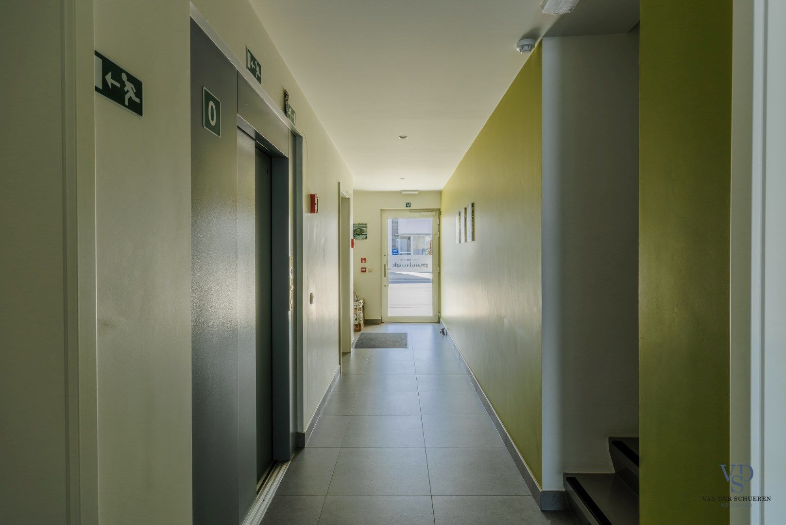 Gelijkvloers 2 slpk-appartement met terras foto 4
