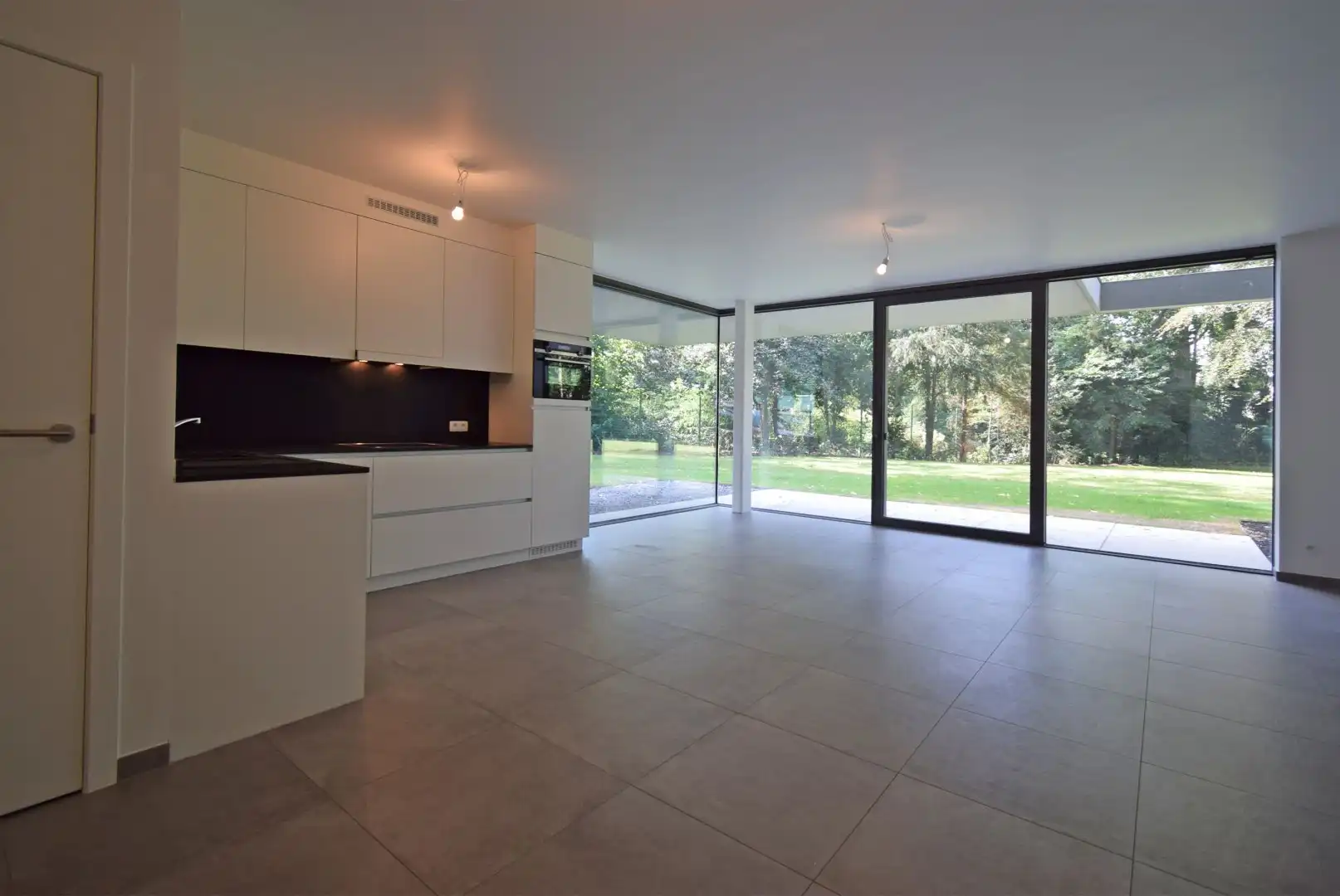 UNIEK INSTAPKLAAR GELIJKVLOERS APPARTEMENT IN EEN GROENE OMGEVING. foto 6