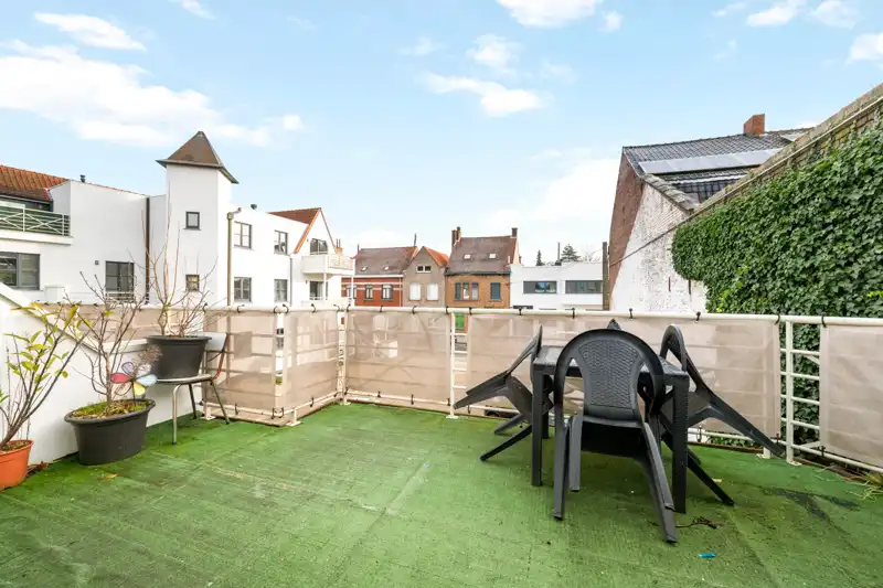 Roeselare : Instapklare hoek duplexappartement met 1 slaapkamer (kan opgesplitst worden )  met ruim terras nabij centrum + zolder foto 3