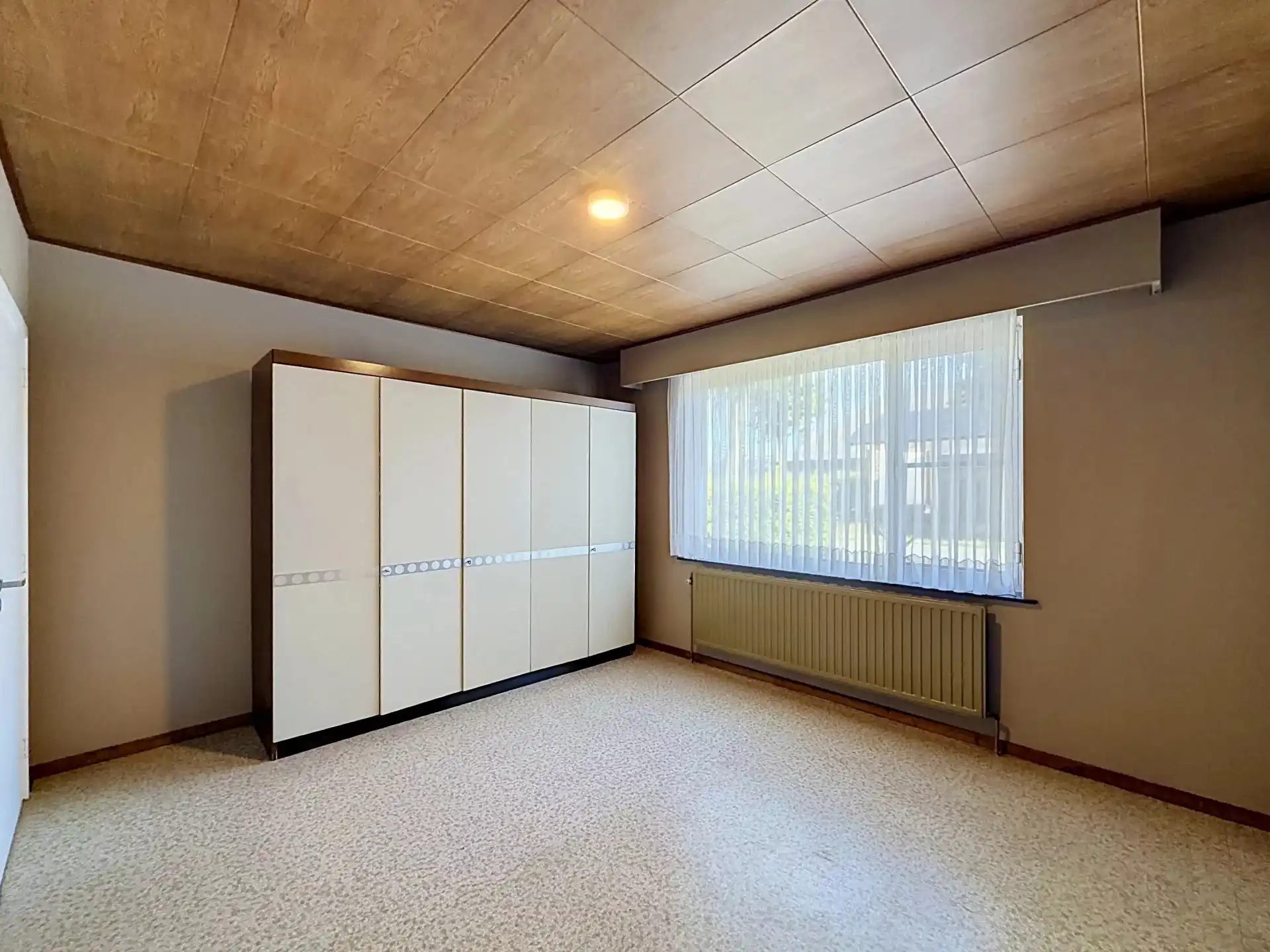 Te renoveren gelijkvloerse woning met 3 slaapkamers op een ruim perceel. foto 16