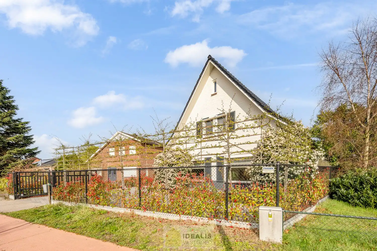 Recent gerenoveerde en perfect onderhouden eengezinswoning met lichtrijke leefruimte, praktisch uitgeruste keuken, 3 slaapkamers, knappe badkamer en knap bijgebouw! foto 4