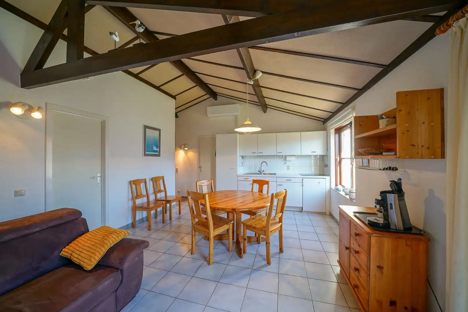 Instapklare vakantiewoning met zonnige tuin en 2 slaapkamers foto 3