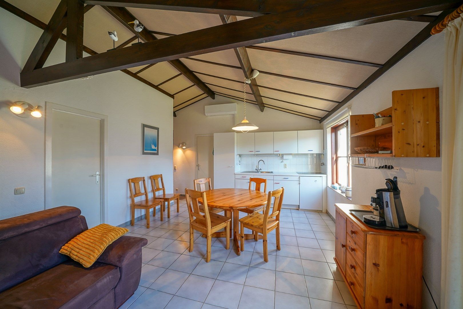 Instapklare vakantiewoning met zonnige tuin en 2 slaapkamers foto 3