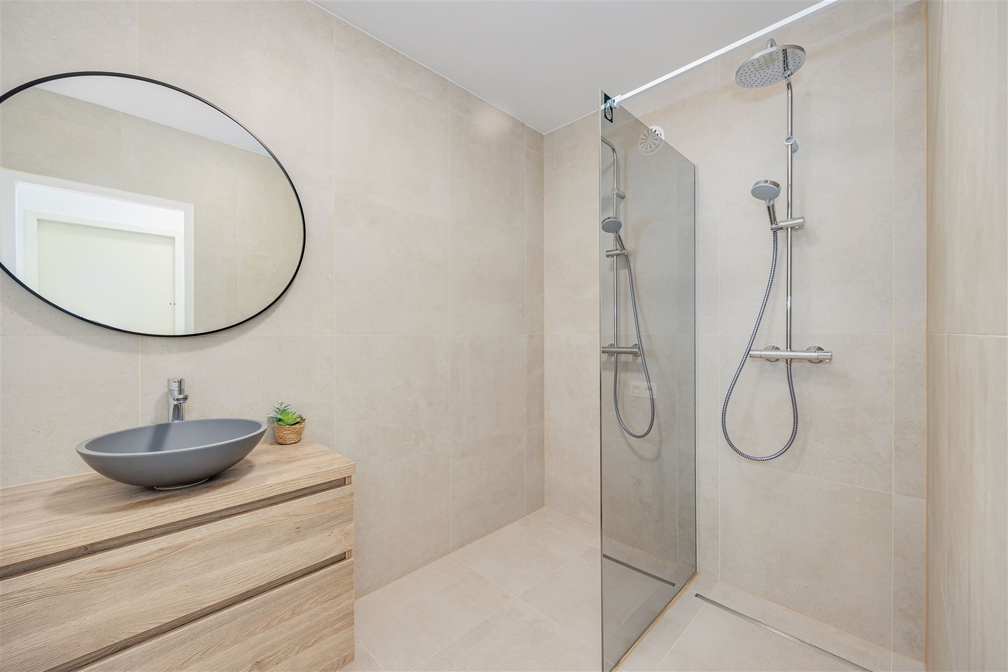 Gerenoveerd appartement met 2 slaapkamers en terras foto 12