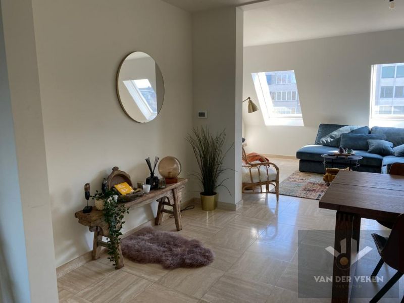Stijlvol duplexappartement met 2 SLPK in hartje Hasselt foto 4
