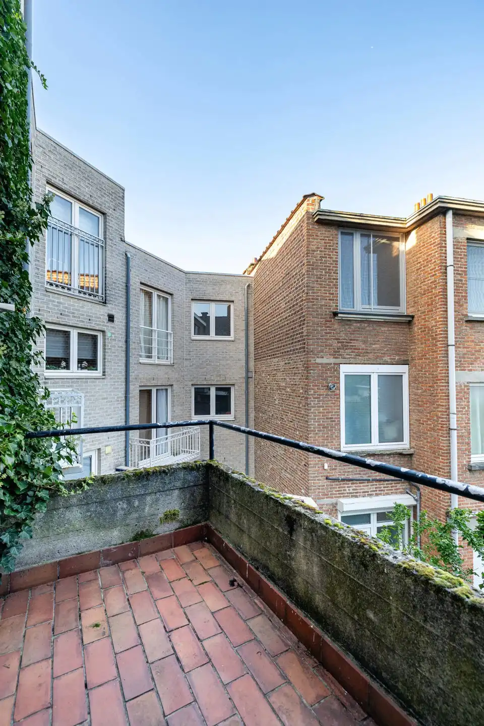 Huis met “mooie verdieping”: 2 slaapkamers + studeerkamer foto 10