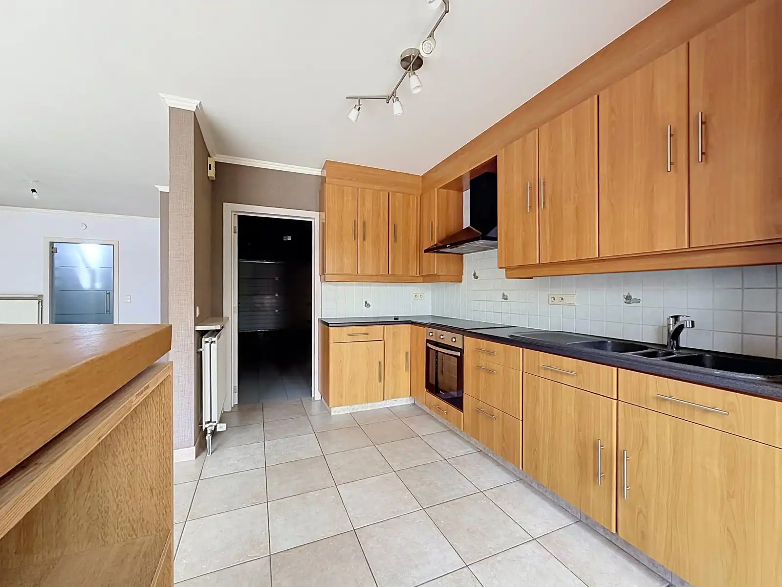 Instapklare Woning Met 3 SLPK, Garage én Tuin! foto 8