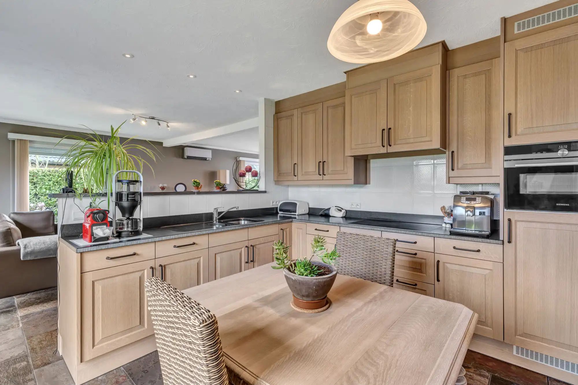 Open bebouwing met tuin, zonnepanelen en garage foto 8