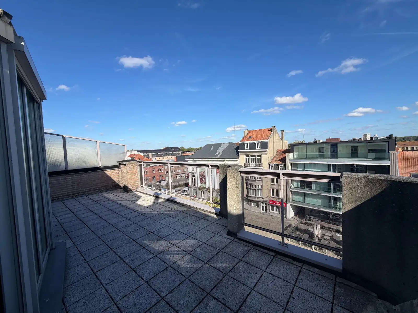 UNIEK DUPLEXAPPARTEMENT MET 2 RUIME TERRASSEN, AUTOSTAANPLAATS EN PRACHTIG UITZICHT OP DE MARKT VAN DEINZE! foto 24